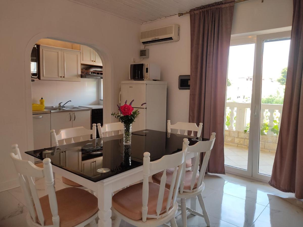 Apartments Milka Vodice Kültér fotó